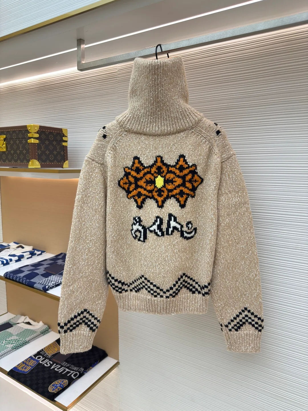 LOUIS VUITTON Nigo lobster patchwork wool knitted zipper jacket ●Authentic product: Purchased and developed by 25404 ●Item number: 1680400-D25 ●Fabric: wool fabric ●Technology: knitted production ●Version: fitted version ●Weight: about 1770 grams ●Size: XS-S-M-L ●Description: Made of high-quality cotton-wool blended fabric, soft, comfortable and elastic. The fabric has been specially treated to give it a fine knitted texture and is smooth to the touch. The koi fish pattern with the LV logo is carefully designed on the front. It is realized through exquisite intarsia technology and the pattern is three-dimensional and vivid. The back is embroidered with cherry blossoms and Japanese characters, using high-density embroidery thread with fine and even stitches. The zippers feature custom metal hardware, and each zipper pull is embellished with delicate beading. The entire jacket is meticulously sewn and all seams are double-stitched to ensure durability. The cinched waist is achieved with an internal drawstring that can be freely adjusted for tightness. The collar and cuffs are ribbed knitted with moderate elasticity and not easily deformed. All patterns and decorations undergo strict quality control to ensure that the colors are firm and will not fade. The overall wiring is straight and delicate, the fabric is comfortable and soft, and the color is consistent without color difference. It can be matched with the same style to create a fashionable look and control various occasions. Customized accessories, complete with three standards, same style for men and women!